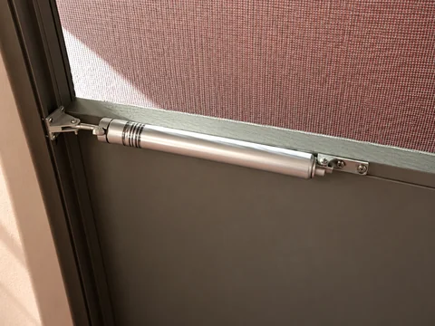 Ferme-porte installé