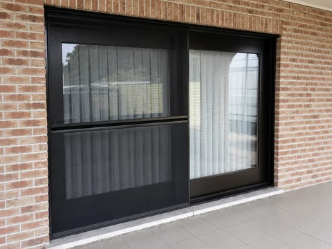 Coulissante en façade de briques