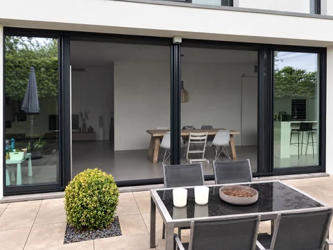 Coulissante et terrasse contemporaine