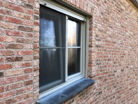Encastrée sous un volet