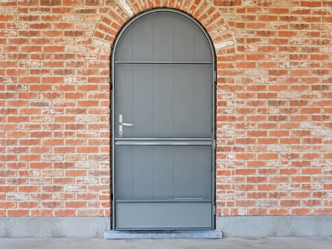 Porte battante cintrée