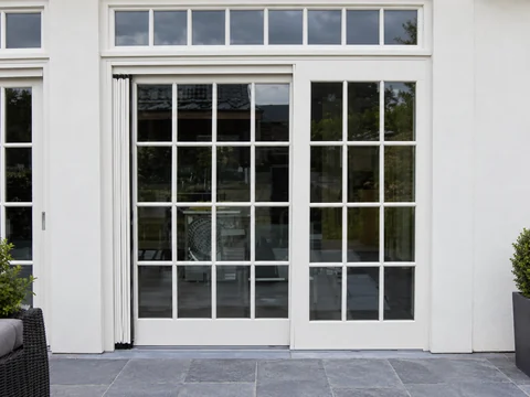 Porte claire à petits carreaux