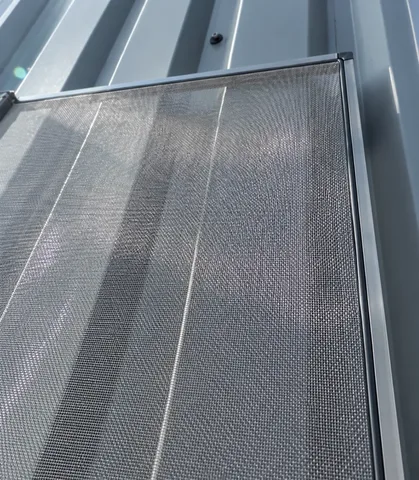 Toile inox dans son cadre en aluminium